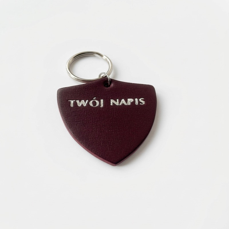 Bordowy brelok skórzany ze srebrnymi literami